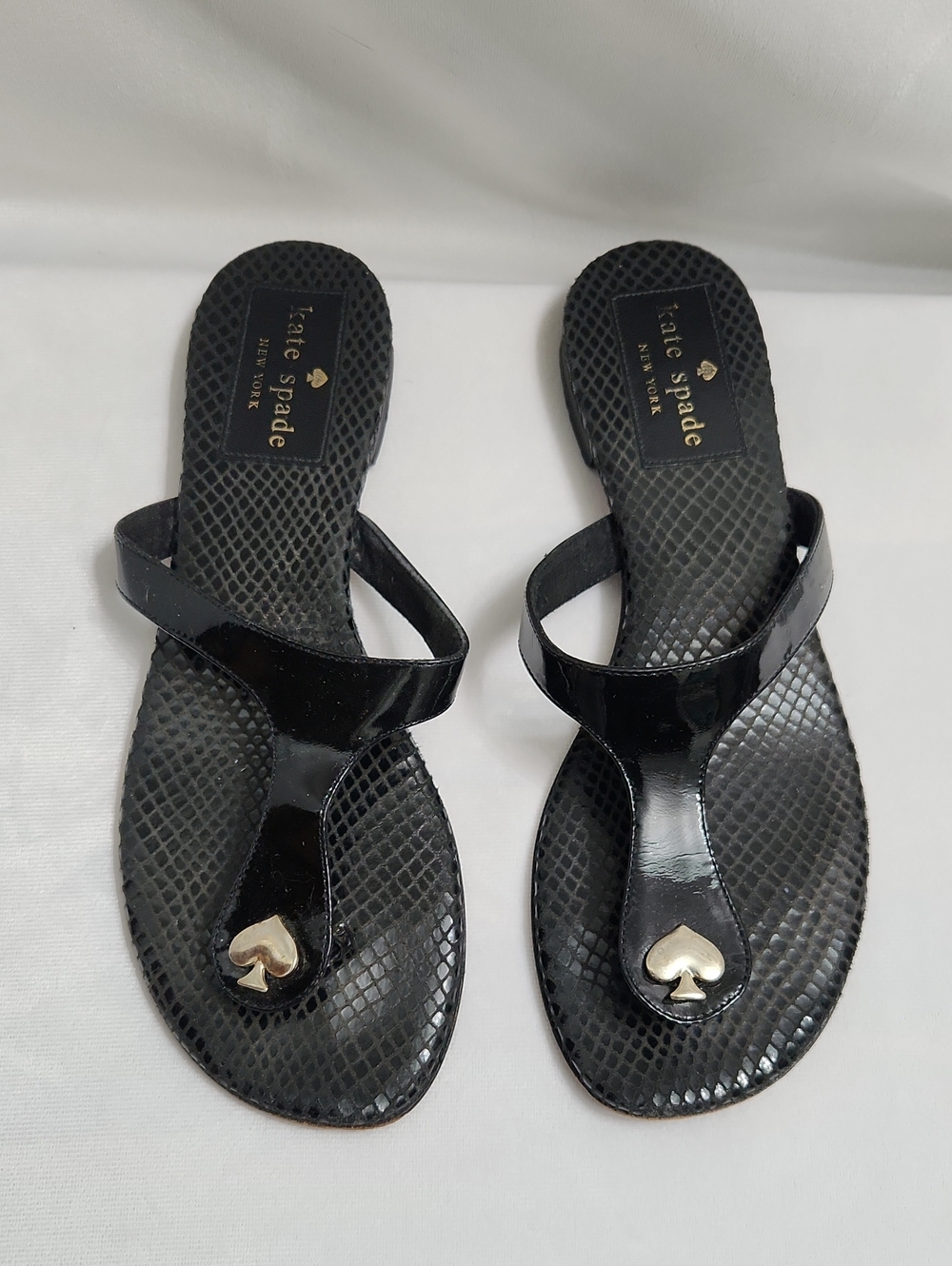 Kate Spade New York Black Patent T-strap Sandals with Gold Spade Accent (Size 7)